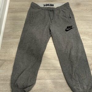 Nike sweatpants size medium